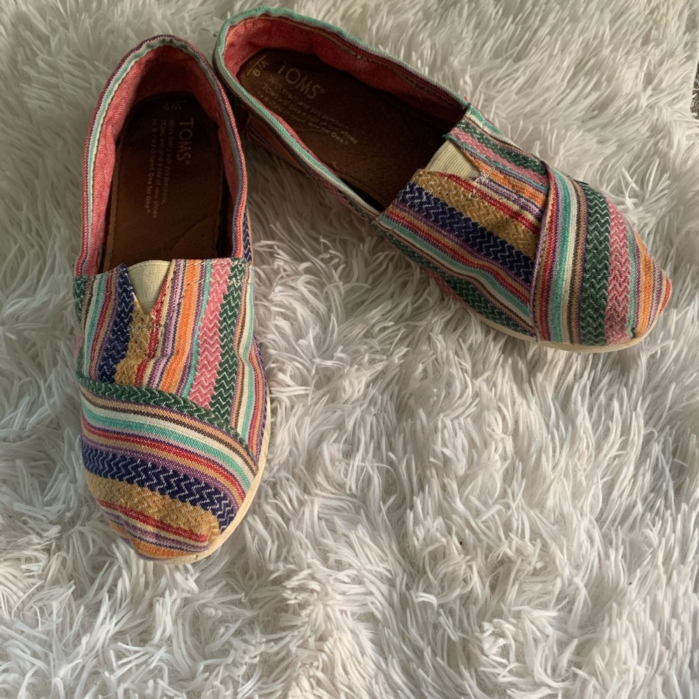 SOLD!TOMS Aztec bohohippie inspired flats/slip-ons